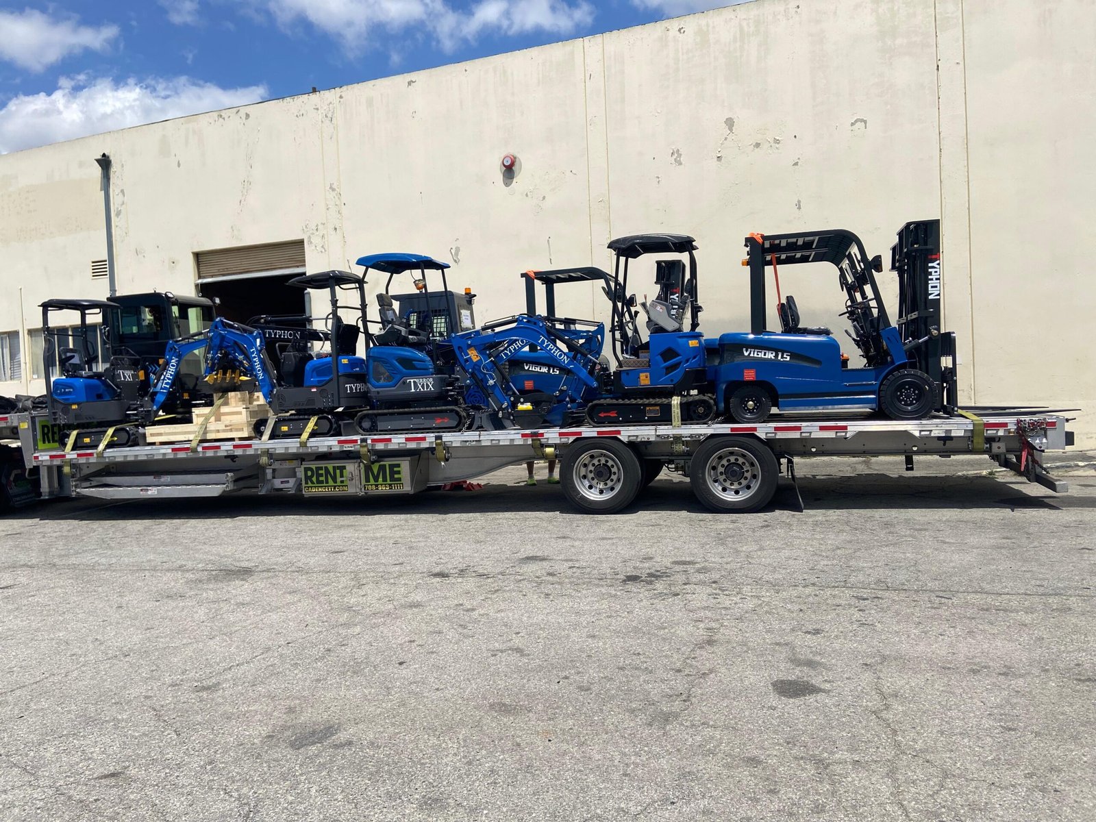 Electric forklift machinery customer delivery